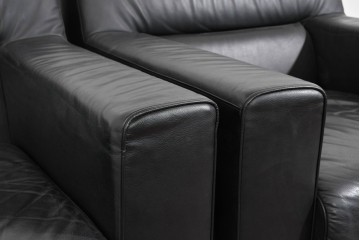 中古　コクヨ(KOKUYO)　ルクサリオ　本革+フェイクレザー　モダンデザインの1人掛けアームソファ2脚セット　定価(2脚合計)約35万円以上　(R-085674)