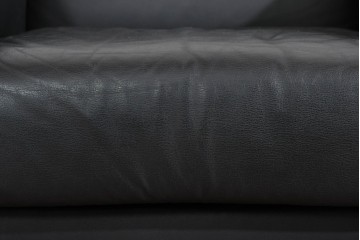 中古　コクヨ(KOKUYO)　ルクサリオ　本革+フェイクレザー　モダンデザインの1人掛けアームソファ2脚セット　定価(2脚合計)約35万円以上　(R-085674)