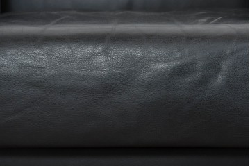 中古　コクヨ(KOKUYO)　ルクサリオ　本革+フェイクレザー　モダンデザインの1人掛けアームソファ2脚セット　定価(2脚合計)約35万円以上　(R-085674)