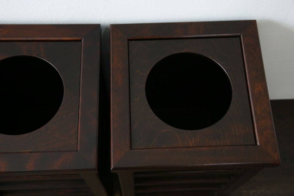 中古　希少な廃番品　北海道民芸家具　落ち着いた木肌と格子意匠が味わい深いゴミ箱2個セット　(R-085675)