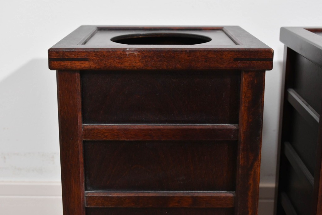 中古　希少な廃番品　北海道民芸家具　落ち着いた木肌と格子意匠が味わい深いゴミ箱2個セット　(R-085675)