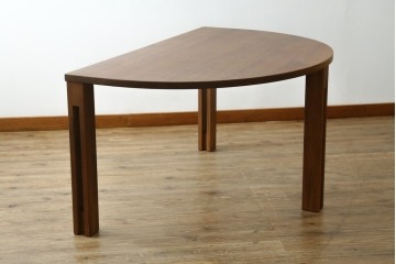 中古　美品　シラカワ(Shirakawa)　ブラックウォールナット材　穏やかな木目の半円形プラッツテーブル　定価約25万円　(R-085676)