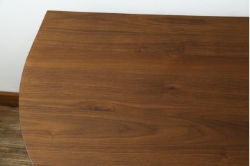 中古　美品　シラカワ(Shirakawa)　ブラックウォールナット材　穏やかな木目の半円形プラッツテーブル　定価約25万円　(R-085676)