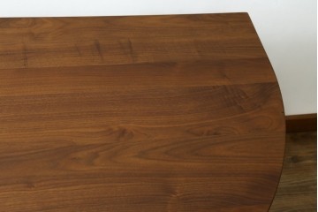 中古　美品　シラカワ(Shirakawa)　ブラックウォールナット材　穏やかな木目の半円形プラッツテーブル　定価約25万円　(R-085676)
