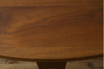 中古　美品　シラカワ(Shirakawa)　ブラックウォールナット材　穏やかな木目の半円形プラッツテーブル　定価約25万円　(R-085676)