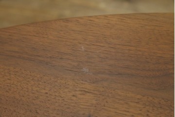 中古　美品　シラカワ(Shirakawa)　ブラックウォールナット材　穏やかな木目の半円形プラッツテーブル　定価約25万円　(R-085676)