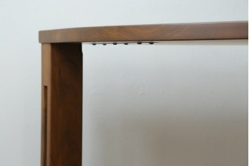 中古　美品　シラカワ(Shirakawa)　ブラックウォールナット材　穏やかな木目の半円形プラッツテーブル　定価約25万円　(R-085676)