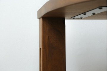 中古　美品　シラカワ(Shirakawa)　ブラックウォールナット材　穏やかな木目の半円形プラッツテーブル　定価約25万円　(R-085676)