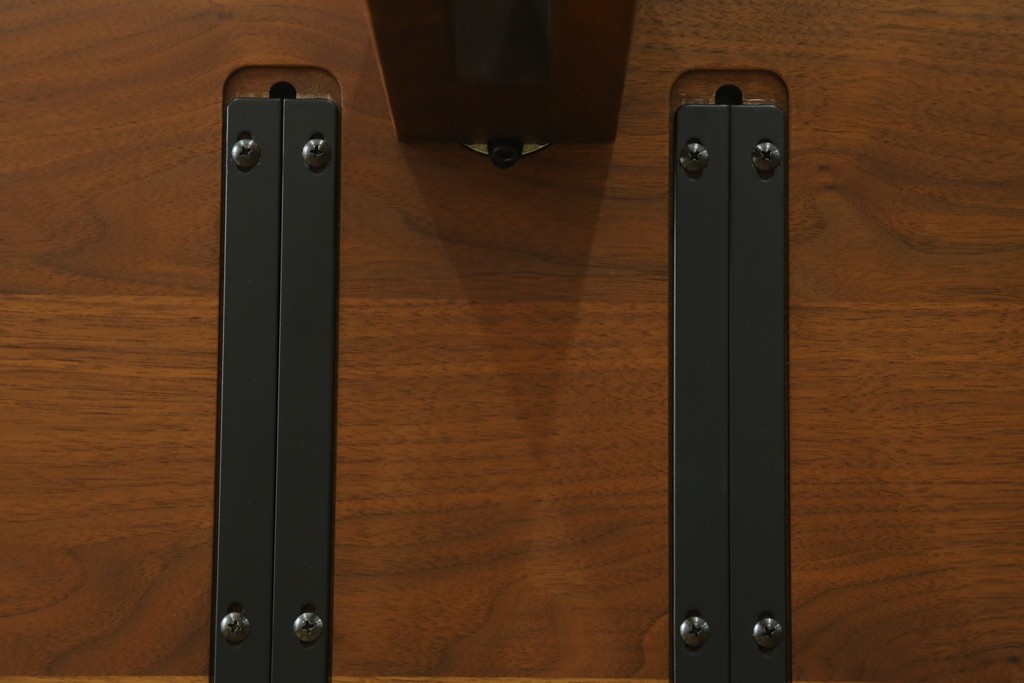 中古　美品　シラカワ(Shirakawa)　ブラックウォールナット材　穏やかな木目の半円形プラッツテーブル　定価約25万円　(R-085676)