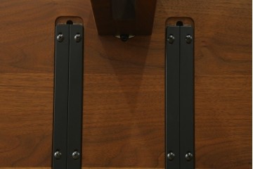 中古　美品　シラカワ(Shirakawa)　ブラックウォールナット材　穏やかな木目の半円形プラッツテーブル　定価約25万円　(R-085676)