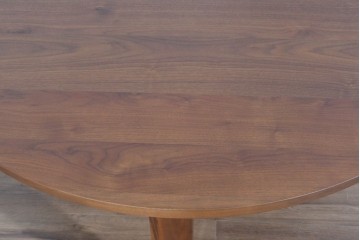 中古　美品　シラカワ(Shirakawa)　ブラックウォールナット材　穏やかな木目の半円形プラッツテーブル　定価約25万円　(R-085676)