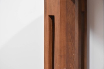 中古　美品　シラカワ(Shirakawa)　ブラックウォールナット材　穏やかな木目の半円形プラッツテーブル　定価約25万円　(R-085676)