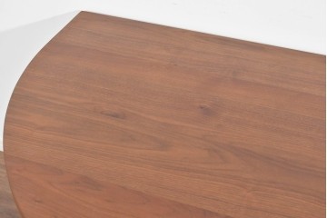 中古　美品　シラカワ(Shirakawa)　ブラックウォールナット材　穏やかな木目の半円形プラッツテーブル　定価約25万円　(R-085676)