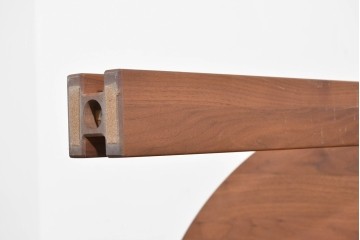 中古　美品　シラカワ(Shirakawa)　ブラックウォールナット材　穏やかな木目の半円形プラッツテーブル　定価約25万円　(R-085676)