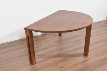 中古　美品　シラカワ(Shirakawa)　ブラックウォールナット材　穏やかな木目の半円形プラッツテーブル　定価約25万円　(R-085676)