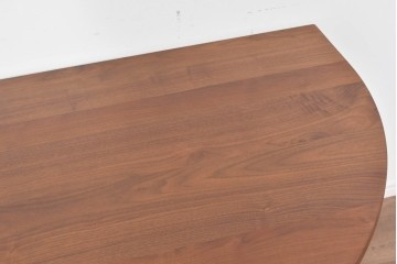 中古　美品　シラカワ(Shirakawa)　ブラックウォールナット材　穏やかな木目の半円形プラッツテーブル　定価約25万円　(R-085676)
