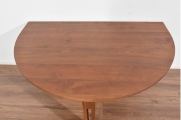 中古　美品　シラカワ(Shirakawa)　ブラックウォールナット材　穏やかな木目の半円形プラッツテーブル　定価約25万円　(R-085676)