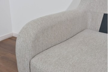 中古　美品　展示品　IDC大塚家具　コンパクトなサイズ感が嬉しいCAS-Dラブソファ　定価約13万円相当　(R-085680)