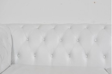 中古　ルクラス(LeClass)　本革　ボタン留め装飾と鋲打ちデザインが美しいチェスターフィールド2人掛けソファ　(R-085681)