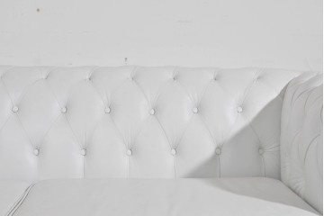 中古　ルクラス(LeClass)　本革　ボタン留め装飾と鋲打ちデザインが美しいチェスターフィールド2人掛けソファ　(R-085681)