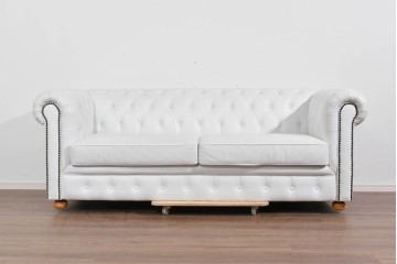 中古　ルクラス(LeClass)　本革　ボタン留め装飾と鋲打ちデザインが美しいチェスターフィールド2人掛けソファ　(R-085681)