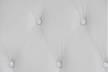 中古　ルクラス(LeClass)　本革　ボタン留め装飾と鋲打ちデザインが美しいチェスターフィールド2人掛けソファ　(R-085681)