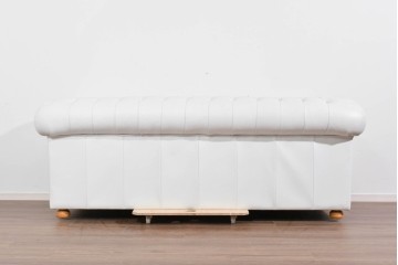 中古　ルクラス(LeClass)　本革　ボタン留め装飾と鋲打ちデザインが美しいチェスターフィールド2人掛けソファ　(R-085681)