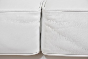 中古　ルクラス(LeClass)　本革　ボタン留め装飾と鋲打ちデザインが美しいチェスターフィールド2人掛けソファ　(R-085681)