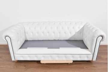 中古　ルクラス(LeClass)　本革　ボタン留め装飾と鋲打ちデザインが美しいチェスターフィールド2人掛けソファ　(R-085681)