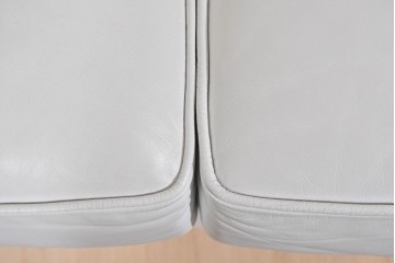 中古　ルクラス(LeClass)　本革　ボタン留め装飾と鋲打ちデザインが美しいチェスターフィールド2人掛けソファ　(R-085681)