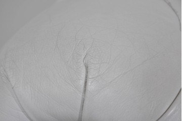 中古　ルクラス(LeClass)　本革　ボタン留め装飾と鋲打ちデザインが美しいチェスターフィールド2人掛けソファ　(R-085681)