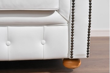 中古　ルクラス(LeClass)　本革　ボタン留め装飾と鋲打ちデザインが美しいチェスターフィールド2人掛けソファ　(R-085681)