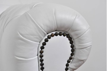 中古　ルクラス(LeClass)　本革　ボタン留め装飾と鋲打ちデザインが美しいチェスターフィールド2人掛けソファ　(R-085681)