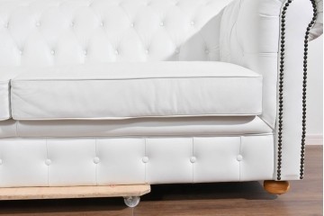 中古　ルクラス(LeClass)　本革　ボタン留め装飾と鋲打ちデザインが美しいチェスターフィールド2人掛けソファ　(R-085681)