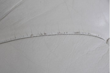 中古　ルクラス(LeClass)　本革　ボタン留め装飾と鋲打ちデザインが美しいチェスターフィールド2人掛けソファ　(R-085681)