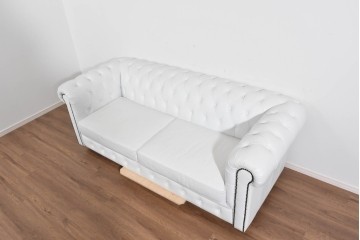 中古　ルクラス(LeClass)　本革　ボタン留め装飾と鋲打ちデザインが美しいチェスターフィールド2人掛けソファ　(R-085681)