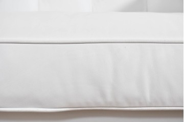 中古　ルクラス(LeClass)　本革　ボタン留め装飾と鋲打ちデザインが美しいチェスターフィールド2人掛けソファ　(R-085681)