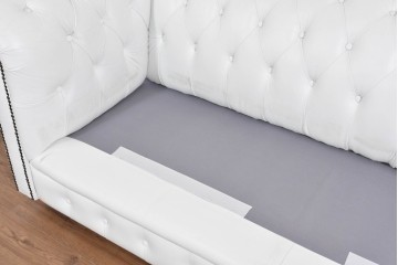 中古　ルクラス(LeClass)　本革　ボタン留め装飾と鋲打ちデザインが美しいチェスターフィールド2人掛けソファ　(R-085681)