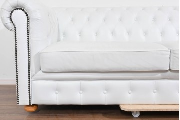 中古　ルクラス(LeClass)　本革　ボタン留め装飾と鋲打ちデザインが美しいチェスターフィールド2人掛けソファ　(R-085681)