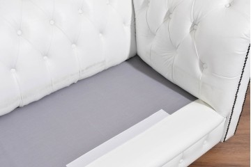 中古　ルクラス(LeClass)　本革　ボタン留め装飾と鋲打ちデザインが美しいチェスターフィールド2人掛けソファ　(R-085681)