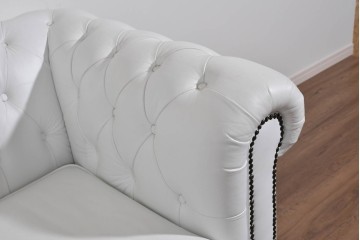 中古　ルクラス(LeClass)　本革　ボタン留め装飾と鋲打ちデザインが美しいチェスターフィールド2人掛けソファ　(R-085681)