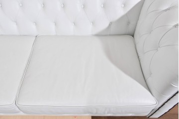 中古　ルクラス(LeClass)　本革　ボタン留め装飾と鋲打ちデザインが美しいチェスターフィールド2人掛けソファ　(R-085681)