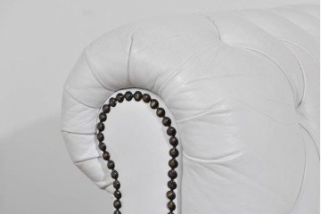 中古　ルクラス(LeClass)　本革　ボタン留め装飾と鋲打ちデザインが美しいチェスターフィールド2人掛けソファ　(R-085681)