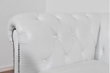 中古　ルクラス(LeClass)　本革　ボタン留め装飾と鋲打ちデザインが美しいチェスターフィールド2人掛けソファ　(R-085681)