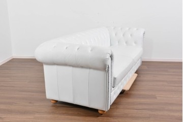 中古　ルクラス(LeClass)　本革　ボタン留め装飾と鋲打ちデザインが美しいチェスターフィールド2人掛けソファ　(R-085681)