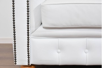 中古　ルクラス(LeClass)　本革　ボタン留め装飾と鋲打ちデザインが美しいチェスターフィールド2人掛けソファ　(R-085681)