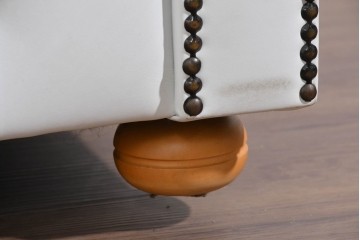 中古　ルクラス(LeClass)　本革　ボタン留め装飾と鋲打ちデザインが美しいチェスターフィールド2人掛けソファ　(R-085681)