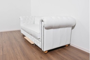 中古　ルクラス(LeClass)　本革　ボタン留め装飾と鋲打ちデザインが美しいチェスターフィールド2人掛けソファ　(R-085681)