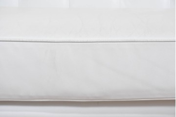 中古　ルクラス(LeClass)　本革　ボタン留め装飾と鋲打ちデザインが美しいチェスターフィールド2人掛けソファ　(R-085681)