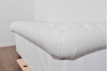 中古　ルクラス(LeClass)　本革　ボタン留め装飾と鋲打ちデザインが美しいチェスターフィールド2人掛けソファ　(R-085681)